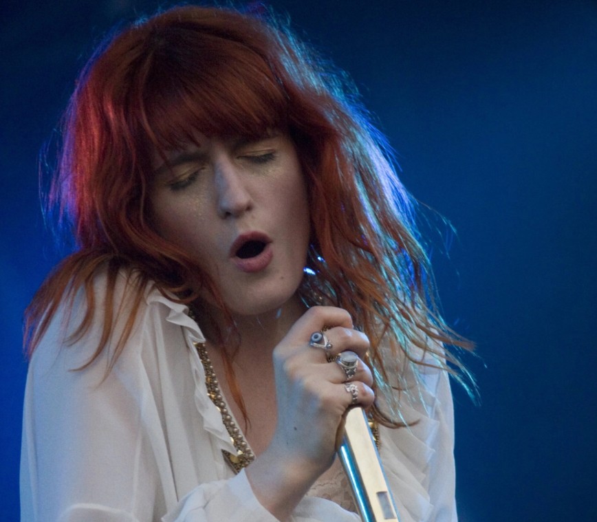 Image of Florence and the Machine on the stage singing